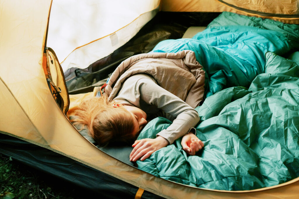 Cómo lavar y secar sacos de dormir